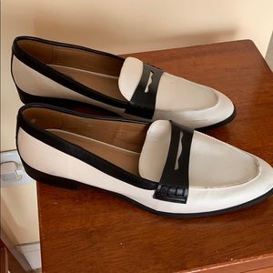 Scoop woman’s flats